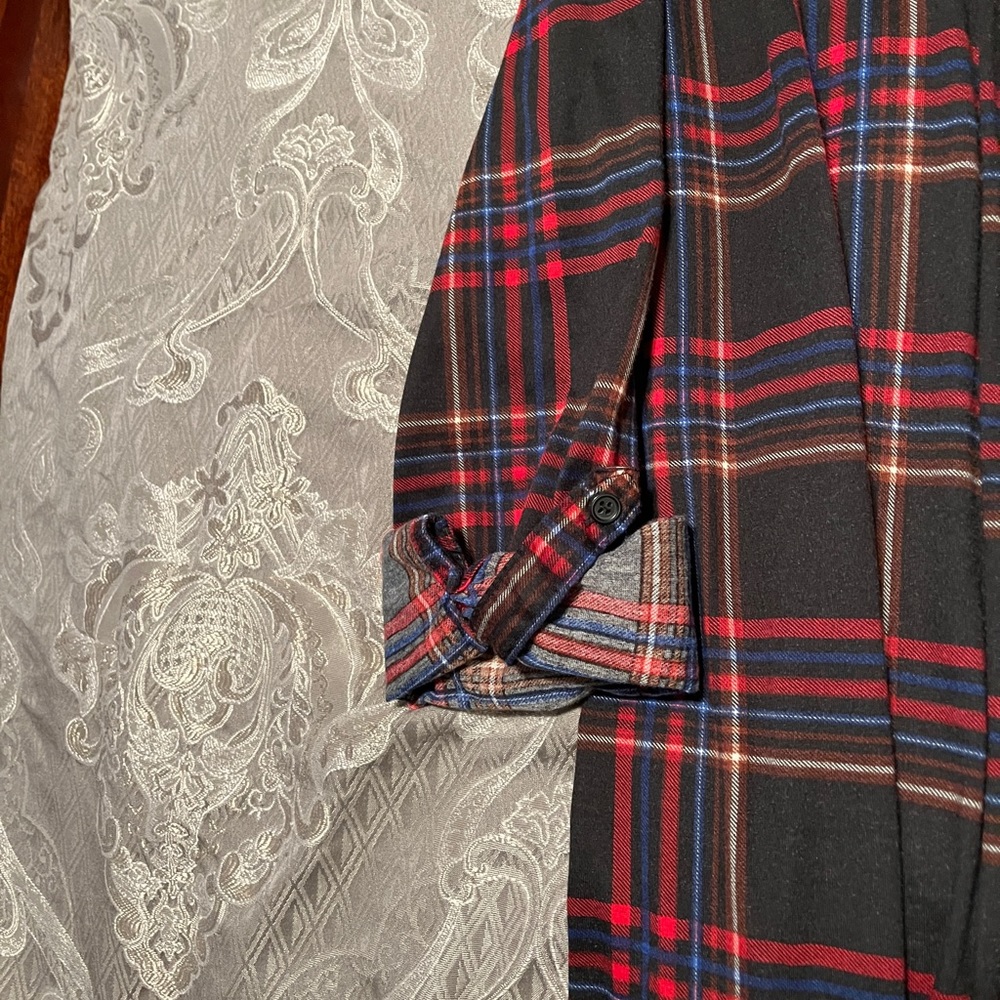 Black and red plaid cardigan - Picture 4 of 7